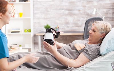 Decálogo según la OCU para contratar un cuidador para una persona mayor